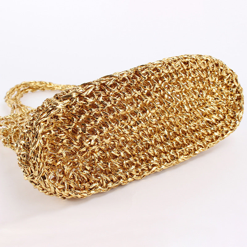 Sac doré avec pochette à l’intérieur