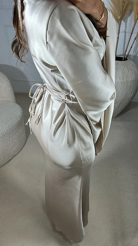 Robe “Farah” satinée beige à lacets au dos