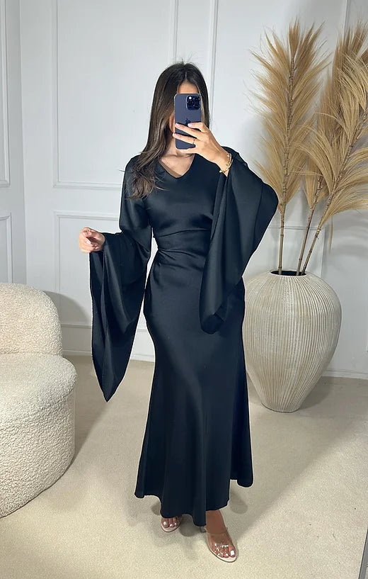 Robe “Farah” satinée noir à lacets au dos