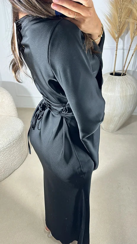 Robe “Farah” satinée noir à lacets au dos